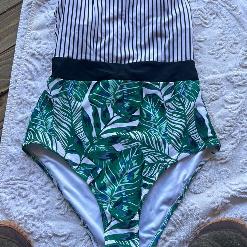 NWT Cupshe Green Leaf Print stripe high neck Swimsuit size medium - Picture 12 of 12